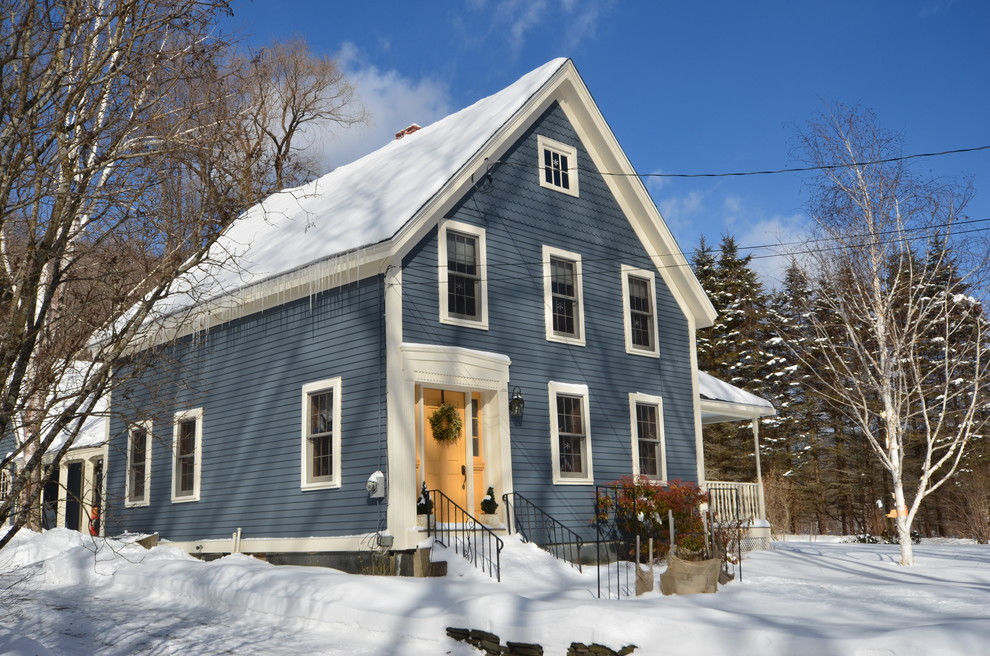 Пример оригинального дизайна: двухэтажный, деревянный, синий дом среднего размера в классическом стиле с двускатной крышей