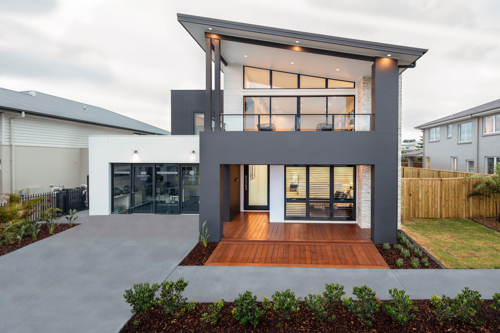 Идея дизайна: большой, двухэтажный, серый частный загородный дом в современном стиле с облицовкой из бетона и металлической крышей