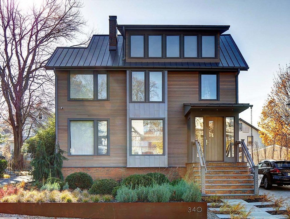 На фото: трехэтажный, коричневый частный загородный дом среднего размера в стиле лофт с комбинированной облицовкой, двускатной крышей и металлической крышей с