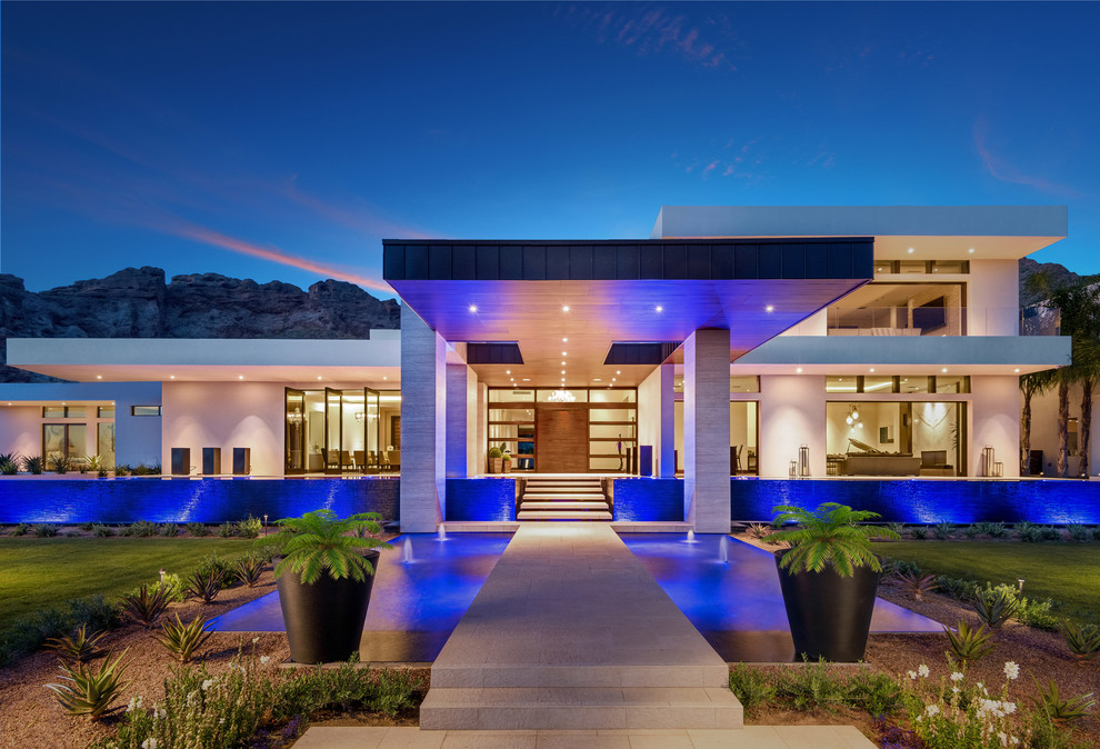 Large contemporary house exterior in Phoenix.