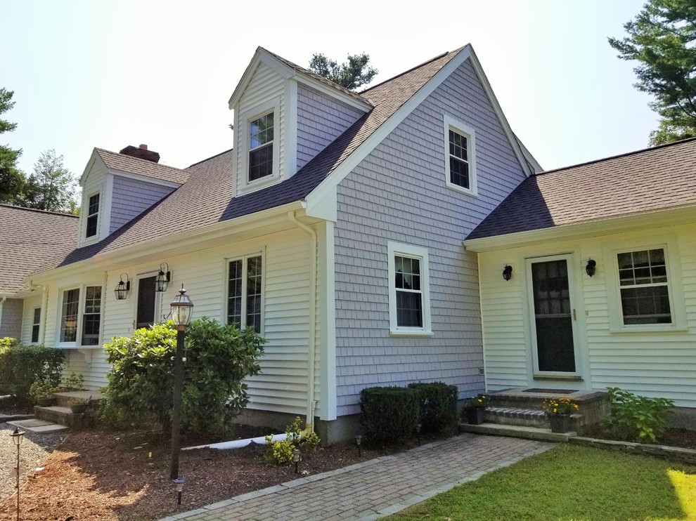 Mittelgroßes, Zweistöckiges Klassisches Einfamilienhaus mit Vinylfassade, weißer Fassadenfarbe, Satteldach und Schindeldach in Boston
