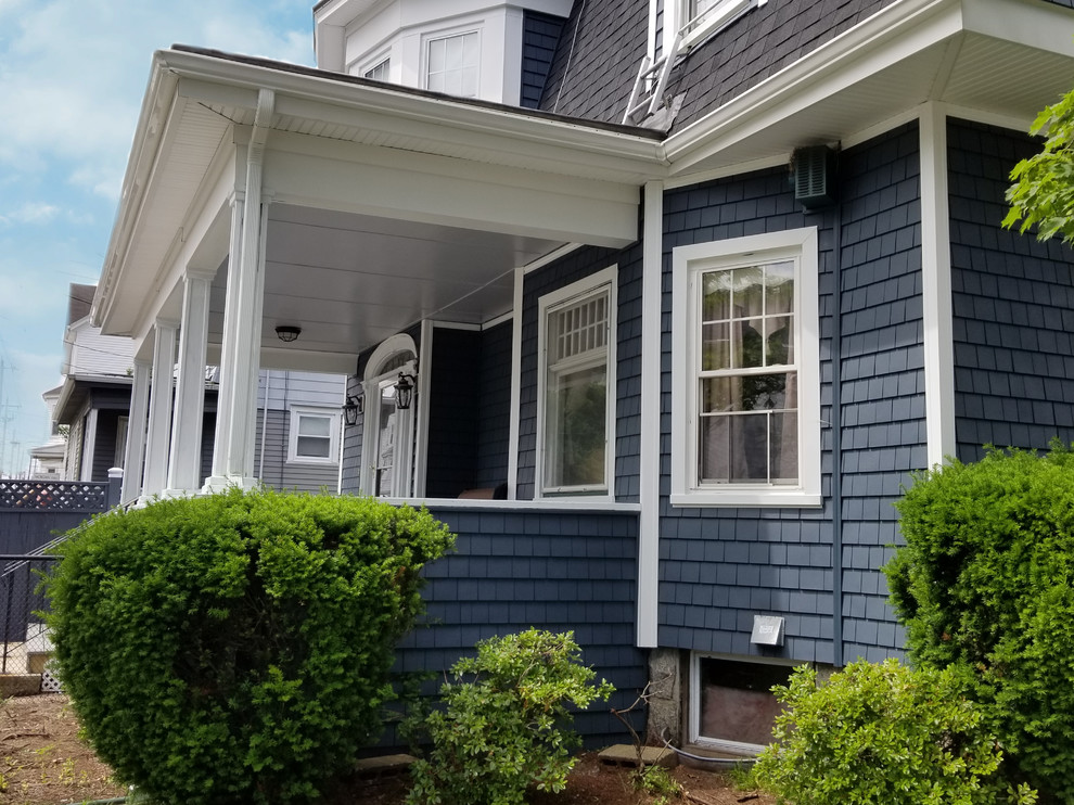 Mittelgroßes, Zweistöckiges Klassisches Einfamilienhaus mit Vinylfassade, blauer Fassadenfarbe und Schindeldach in Providence