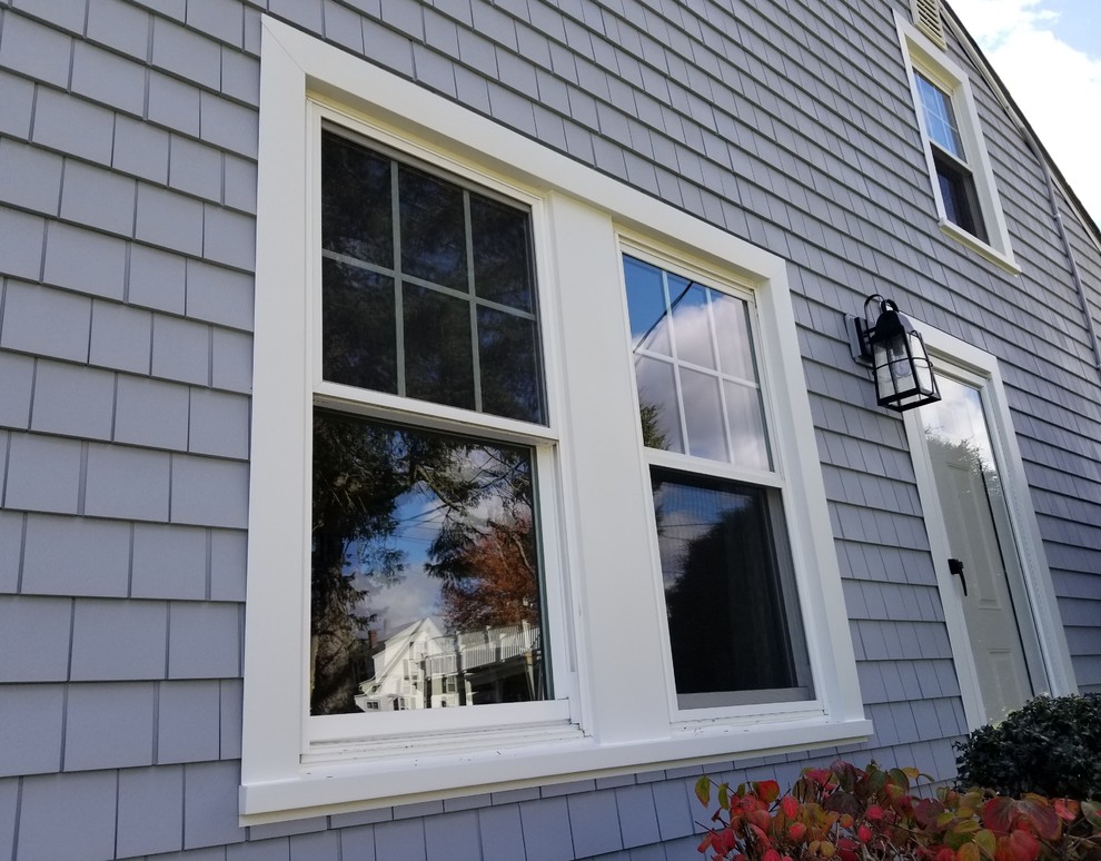 Mittelgroßes, Zweistöckiges Klassisches Einfamilienhaus mit Vinylfassade, grauer Fassadenfarbe, Satteldach und Schindeldach in Boston