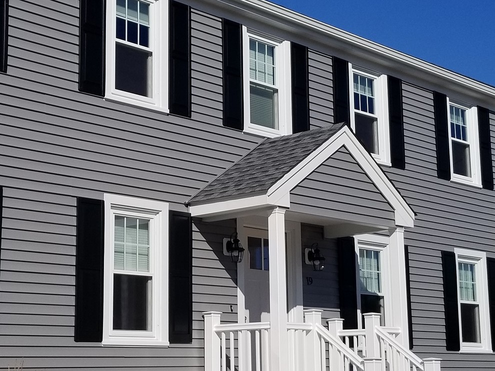 Mittelgroßes, Zweistöckiges Klassisches Einfamilienhaus mit Vinylfassade, grauer Fassadenfarbe, Satteldach und Schindeldach in Providence
