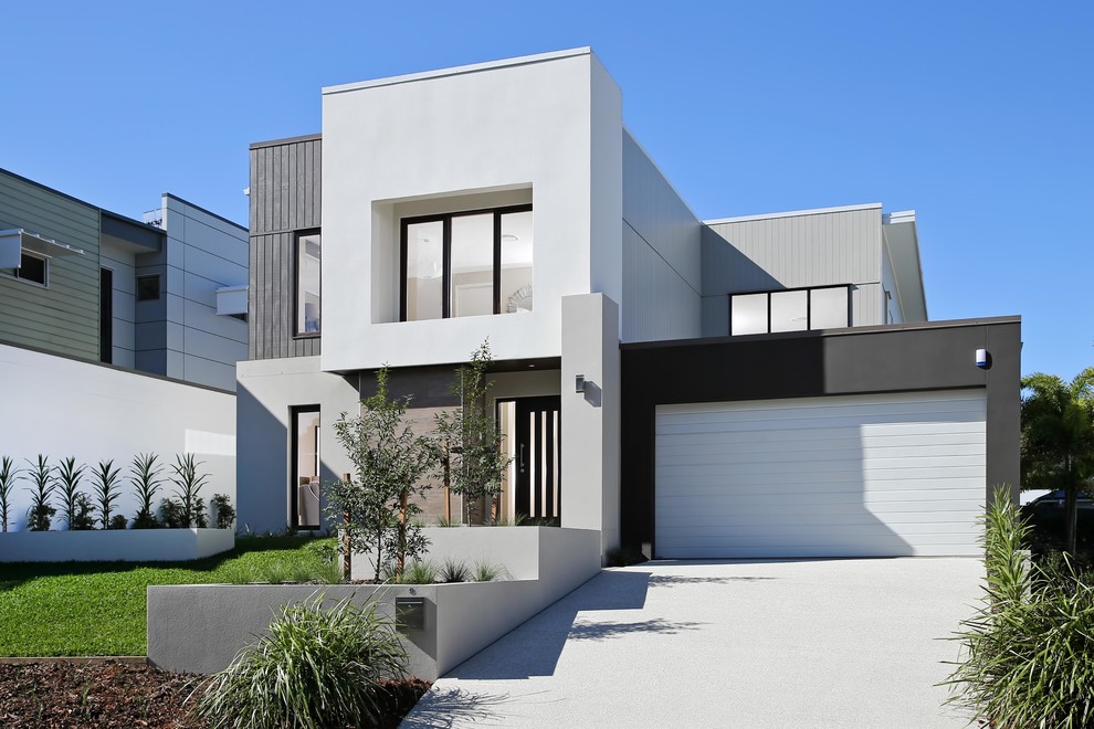 Mittelgroßes, Zweistöckiges Modernes Haus mit Metallfassade, grauer Fassadenfarbe und Flachdach in Sunshine Coast