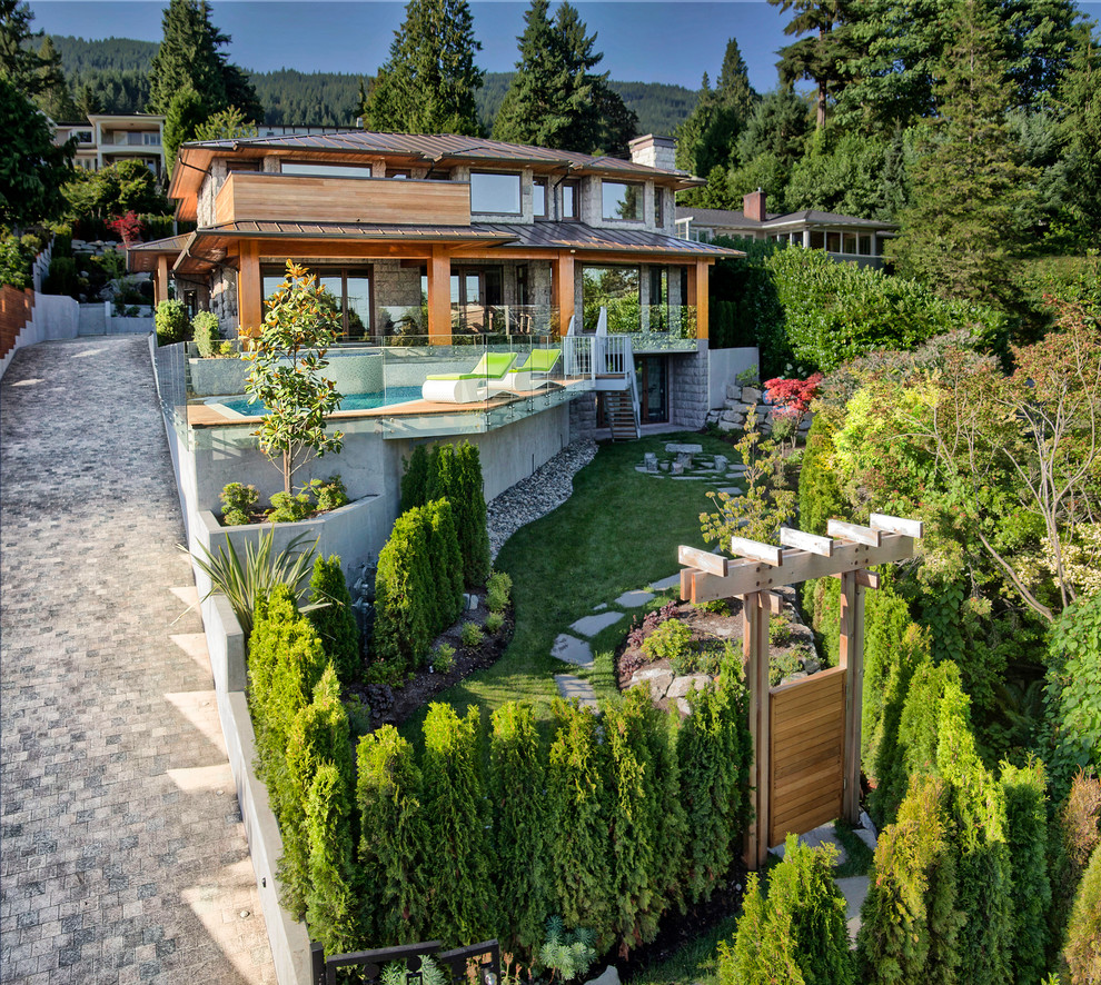 Moderne Holzfassade Haus mit Walmdach in Vancouver