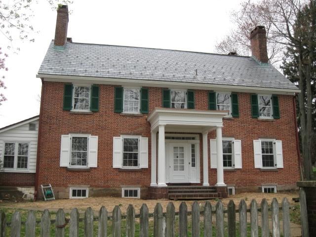 Ispirazione per la facciata di una casa rossa classica a due piani con rivestimento in mattoni