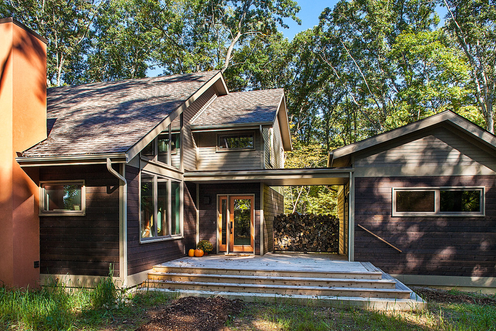 Imagen de fachada marrón minimalista de tamaño medio de dos plantas con revestimientos combinados y tejado a dos aguas