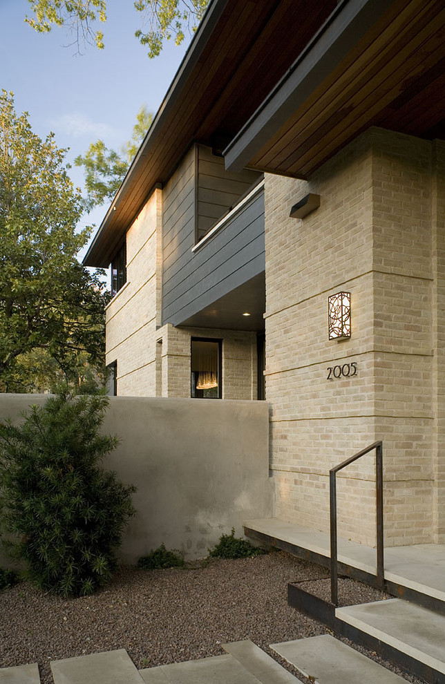 Immagine della facciata di una casa contemporanea con rivestimento in mattoni