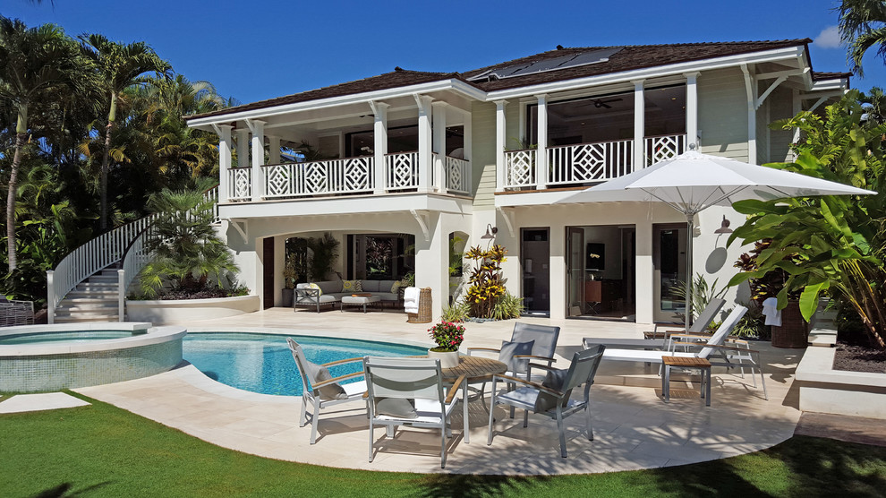 Пример оригинального дизайна: двухэтажный, белый дом среднего размера в морском стиле с облицовкой из винила и вальмовой крышей
