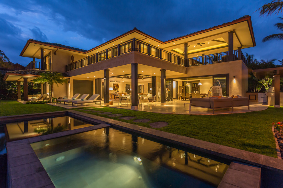 Großes, Zweistöckiges Modernes Einfamilienhaus mit Putzfassade, beiger Fassadenfarbe, Walmdach und Ziegeldach in Hawaii