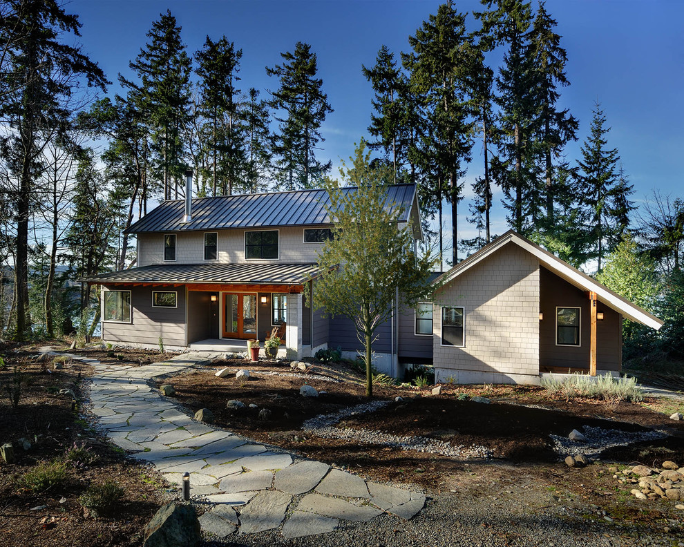Inspiration för mellanstora nordiska grå hus, med två våningar och blandad fasad