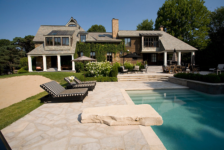 Maxwell House in Baie d'Urfe Gets an Reworked Exterior Traditional