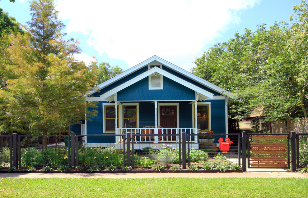 Inredning av ett amerikanskt litet blått hus, med allt i ett plan och sadeltak