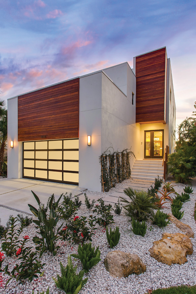 Стильный дизайн: деревянный, серый дом в современном стиле с плоской крышей - последний тренд