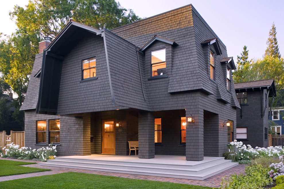 Idée de décoration pour une façade de maison marron tradition en bois de taille moyenne et à un étage.