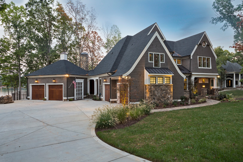 Стильный дизайн: огромный, трехэтажный, деревянный, коричневый дом в классическом стиле с двускатной крышей - последний тренд