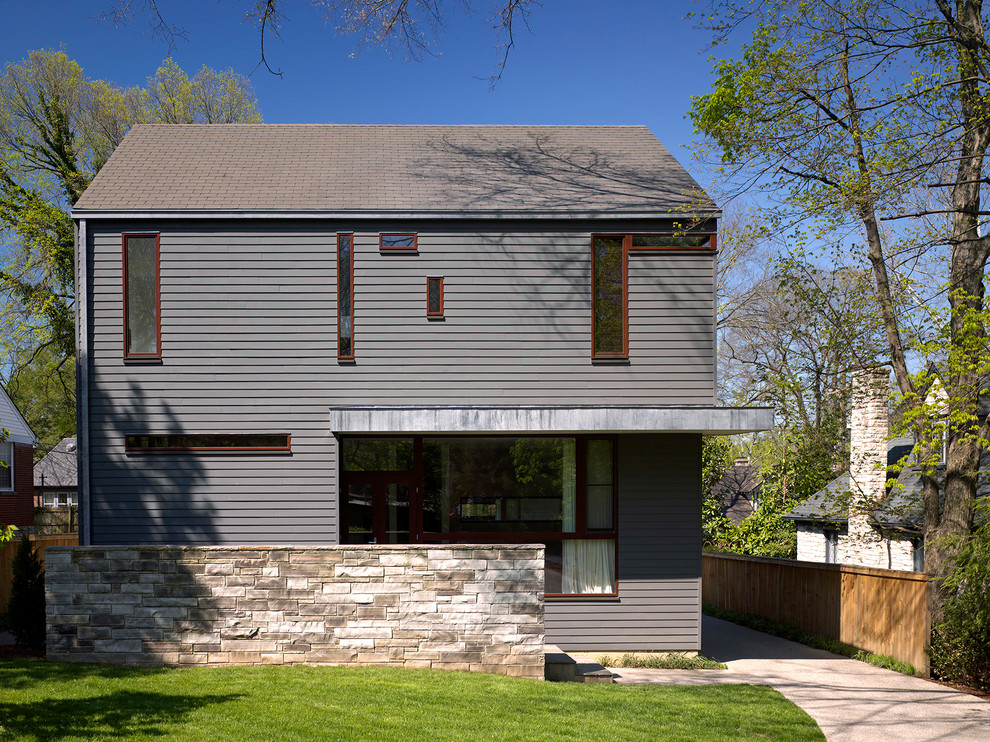 Свежая идея для дизайна: двухэтажный, серый дом среднего размера в современном стиле с двускатной крышей - отличное фото интерьера