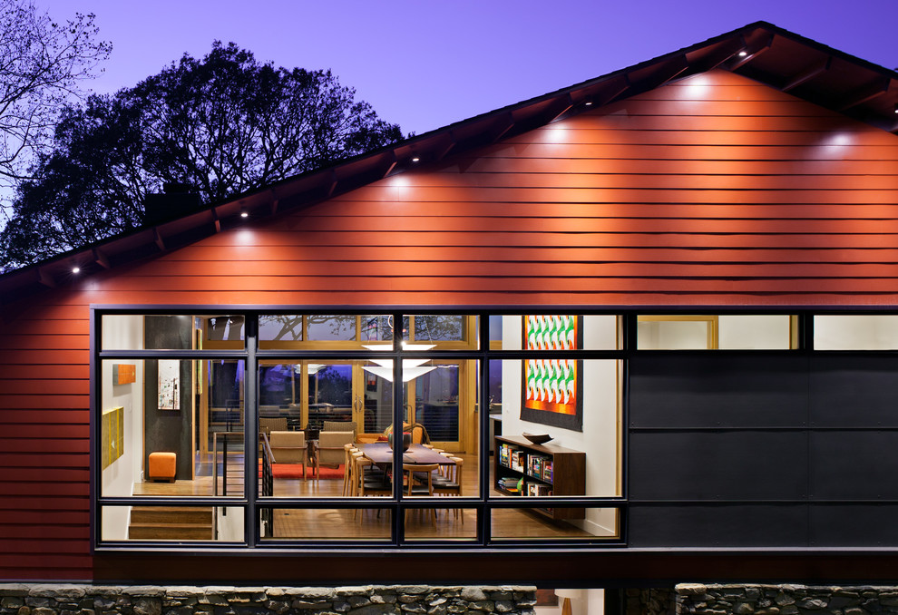 Réalisation d'une grande façade de maison rouge design à un étage avec un revêtement mixte, un toit à deux pans et un toit en shingle.