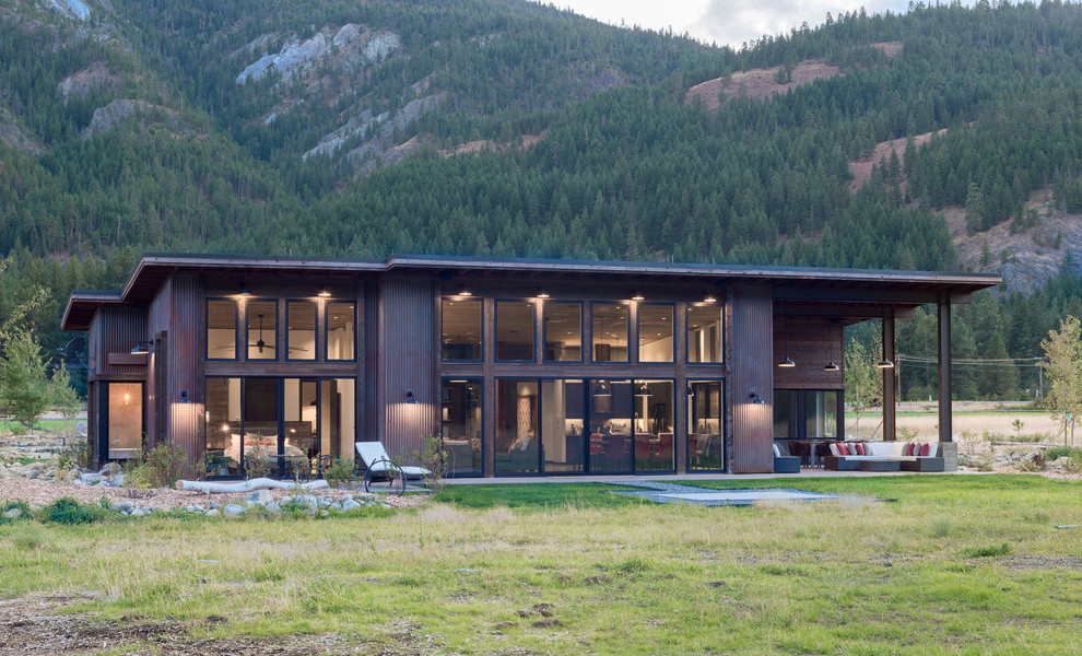 Mittelgroßes, Einstöckiges Uriges Einfamilienhaus mit Metallfassade, brauner Fassadenfarbe, Pultdach und Blechdach in Seattle