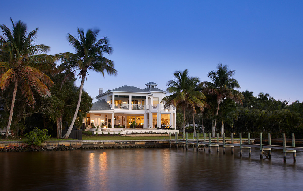 Zweistöckiges Haus mit weißer Fassadenfarbe und Walmdach in Tampa