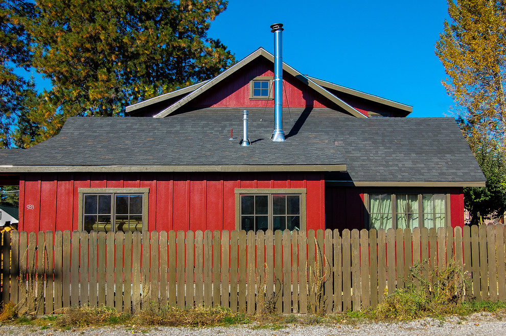 Diseño de fachada roja rústica de tamaño medio de dos plantas con revestimiento de madera y tejado a dos aguas