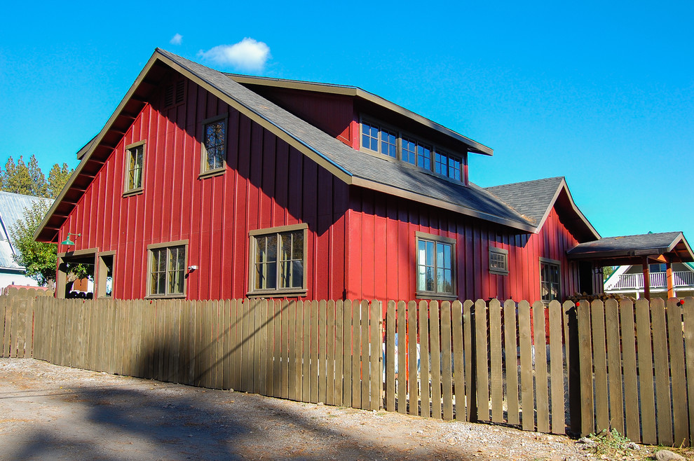 Cette photo montre une façade de maison rouge montagne en bois de taille moyenne et à un étage avec un toit à deux pans.