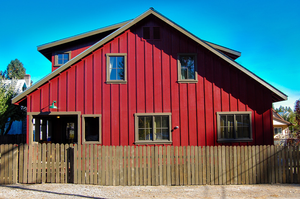 Ispirazione per la facciata di una casa rossa rustica a due piani di medie dimensioni con rivestimento in legno e tetto a capanna