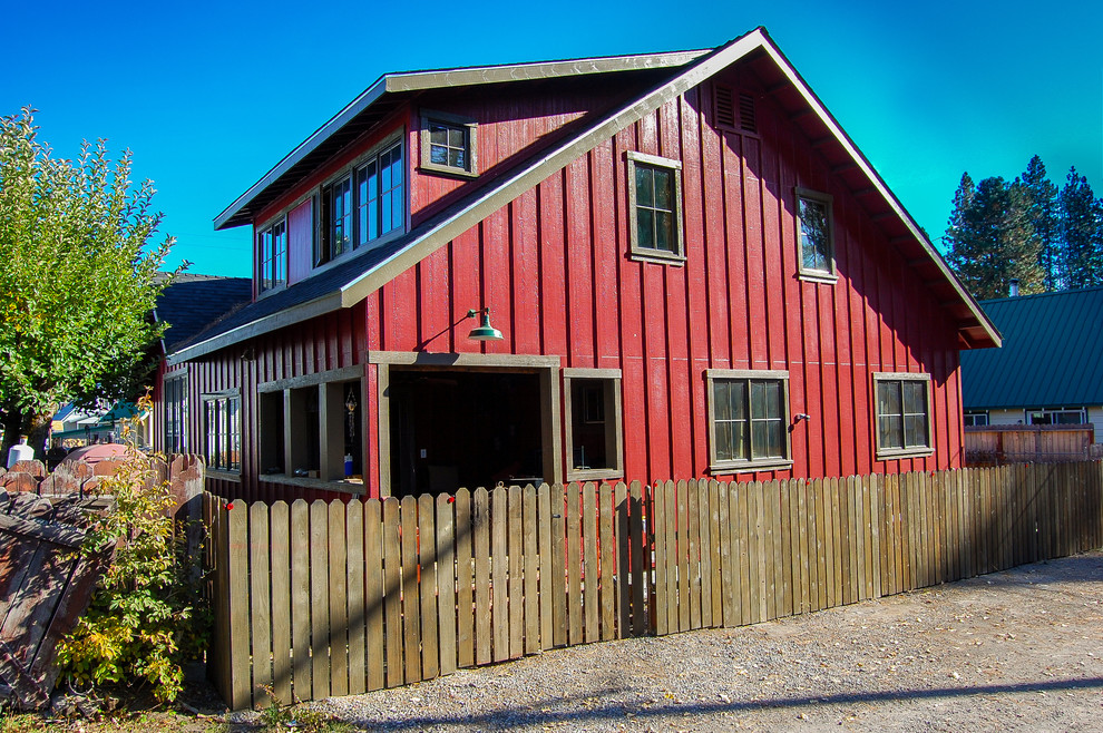 Свежая идея для дизайна: двухэтажный, деревянный, красный дом среднего размера в стиле рустика с двускатной крышей - отличное фото интерьера