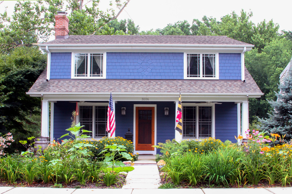 Пример оригинального дизайна: маленький, двухэтажный, деревянный, фиолетовый дом в классическом стиле для на участке и в саду