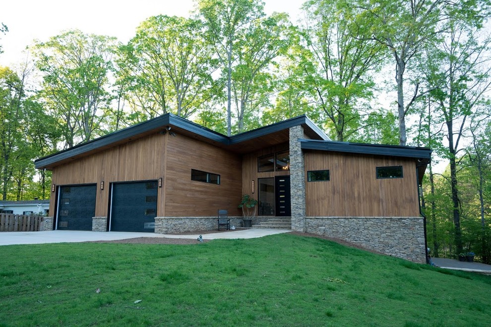 Ispirazione per la casa con tetto a falda unica marrone moderno a due piani di medie dimensioni con rivestimento in legno