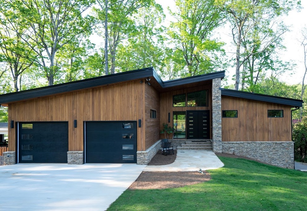 Пример оригинального дизайна: двухэтажный, деревянный, коричневый дом среднего размера в стиле модернизм с односкатной крышей