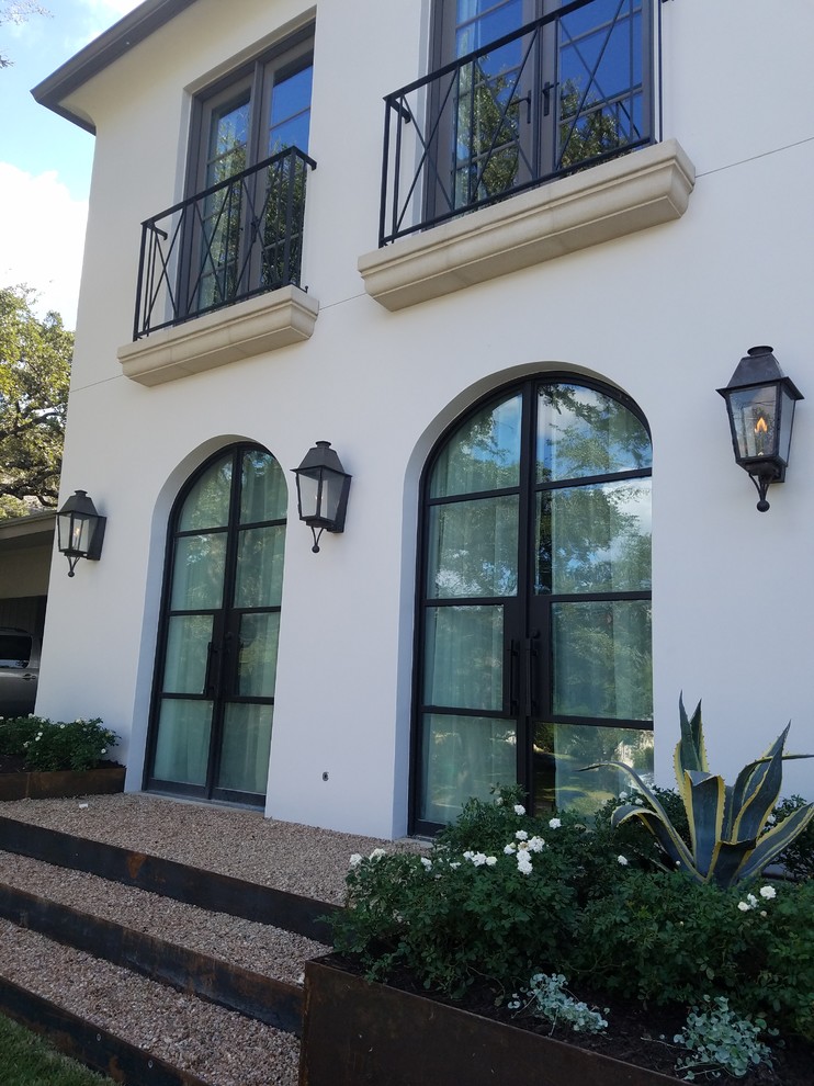 Großes, Zweistöckiges Mediterranes Einfamilienhaus mit Putzfassade, weißer Fassadenfarbe, Walmdach und Blechdach in Austin