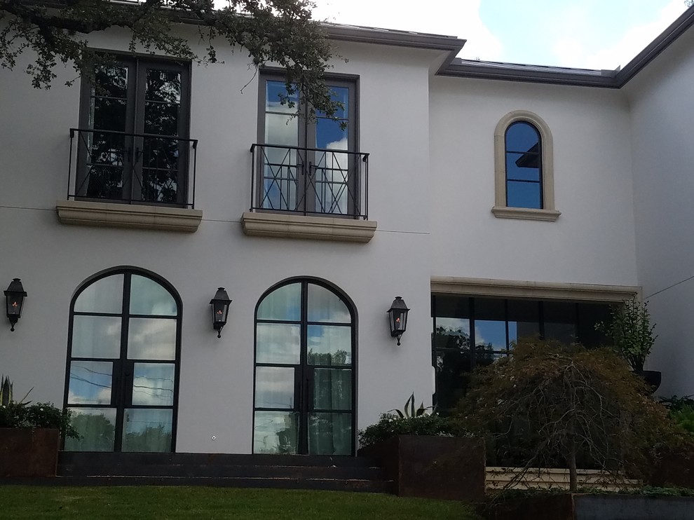 Großes, Zweistöckiges Mediterranes Einfamilienhaus mit Putzfassade, weißer Fassadenfarbe, Walmdach und Blechdach in Austin