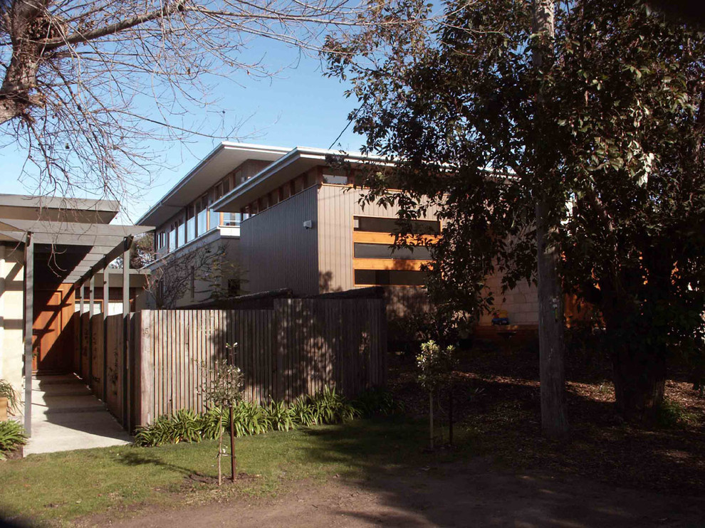 На фото: двухэтажный частный загородный дом среднего размера в современном стиле с комбинированной облицовкой, вальмовой крышей и металлической крышей