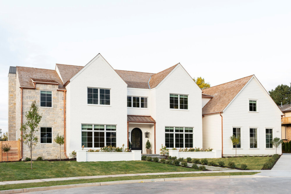 Großes, Zweistöckiges Klassisches Einfamilienhaus mit Mix-Fassade, bunter Fassadenfarbe, Satteldach, Schindeldach, braunem Dach und Wandpaneelen in Salt Lake City