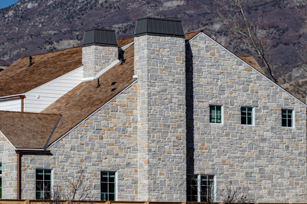 Diseño de fachada de casa multicolor y marrón clásica renovada grande de dos plantas con revestimientos combinados, tejado a dos aguas, tejado de teja de madera y panel y listón