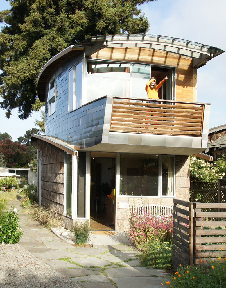 Идея дизайна: маленький, двухэтажный дом из контейнеров, из контейнеров в стиле фьюжн с комбинированной облицовкой для на участке и в саду