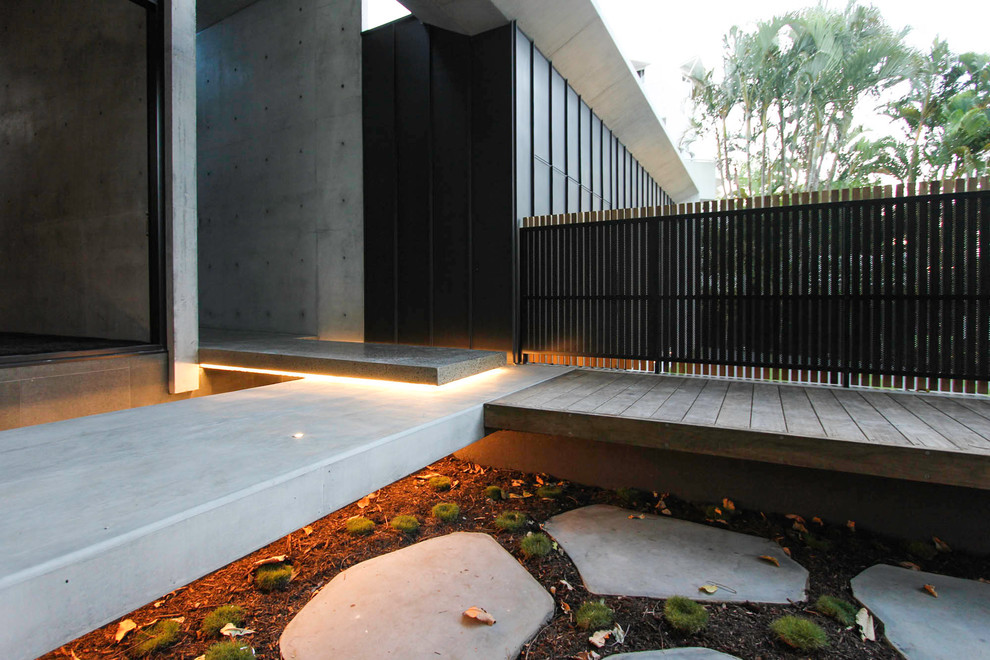 Inspiration pour une façade de maison minimaliste en béton de taille moyenne et de plain-pied avec un toit plat et un toit en métal.