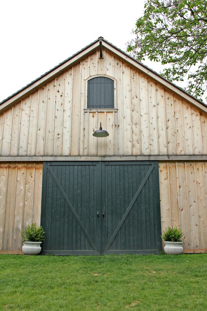 Diseño de fachada marrón de estilo de casa de campo de tamaño medio de dos plantas con revestimiento de madera, tejado a dos aguas y tejado de teja de madera