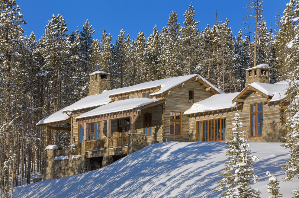 Cette photo montre une façade de maison montagne en bois avec un toit à deux pans.