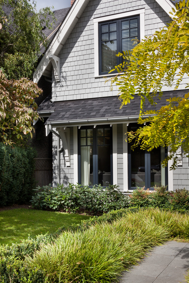 Mittelgroße, Zweistöckige Klassische Holzfassade Haus mit grauer Fassadenfarbe und Satteldach in Vancouver