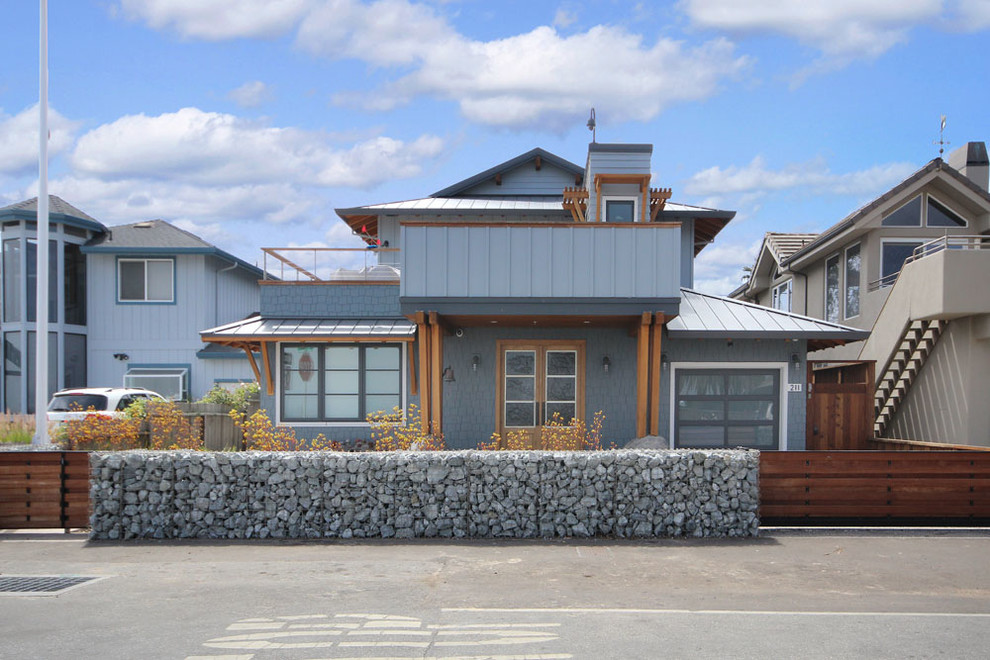 Idee per la facciata di una casa blu stile marinaro a due piani di medie dimensioni con rivestimento con lastre in cemento