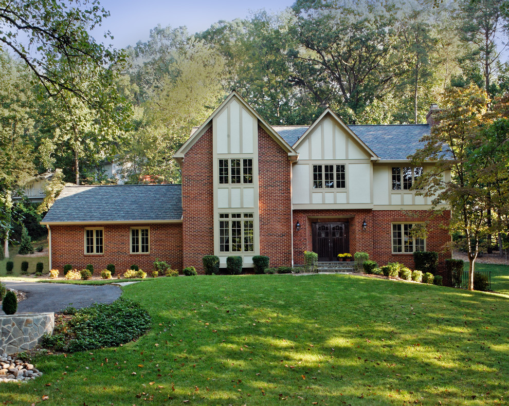 Exemple d'une grande façade de maison multicolore chic à un étage avec un revêtement mixte et un toit à deux pans.