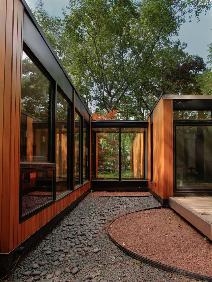 Стильный дизайн: одноэтажный, деревянный дом в стиле ретро с плоской крышей - последний тренд
