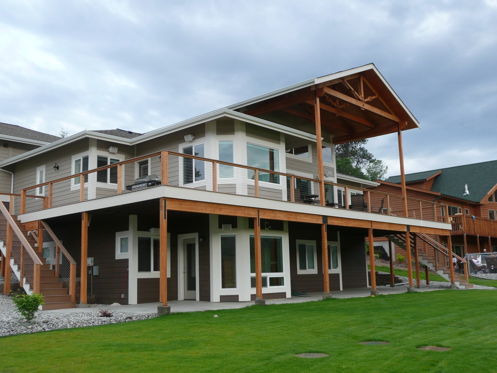 Modernes Haus mit Faserzement-Fassade und Satteldach in Seattle