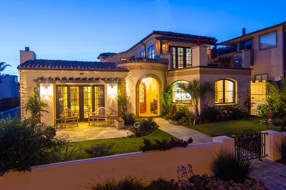 Großes, Zweistöckiges Mediterranes Einfamilienhaus mit Putzfassade, beiger Fassadenfarbe, Walmdach und Ziegeldach in San Luis Obispo
