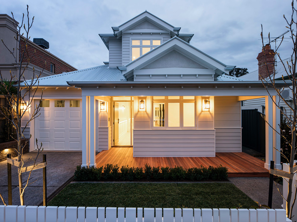Mittelgroßes, Zweistöckiges Klassisches Haus mit weißer Fassadenfarbe und Blechdach in Melbourne