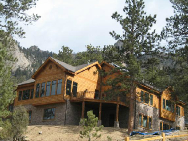 Aménagement d'une très grande façade de maison multicolore craftsman à niveaux décalés avec un revêtement mixte et un toit à croupette.