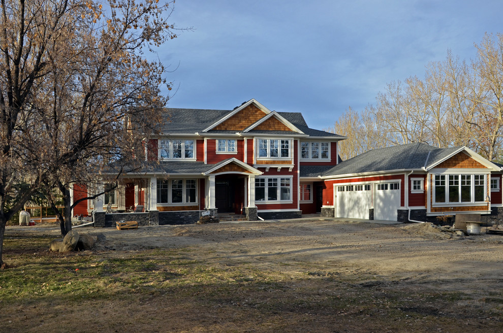 Стильный дизайн: двухэтажный, деревянный, красный дом среднего размера в классическом стиле - последний тренд